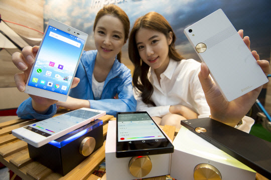 팬택은 지난해 6월 새 스마트폰 '아임백(IM-100)'을 내놓으며 재기에 나섰으나, 출하량은 당초 목표(30만대)의 절반에도 미치지 못하는 13만2000여대에 그쳤다. 당시 출시 행사에서 회사 모델이 '아임백'을 소개하고 있다.  유동일기자 eddieyou@